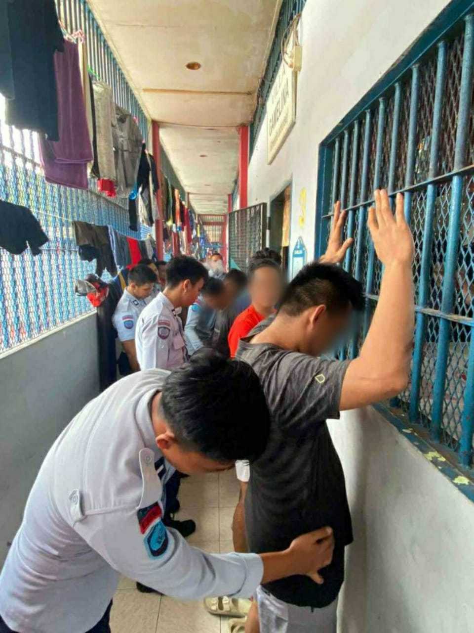 Kamar Napi Digeruduk Petugas. Kenapa?