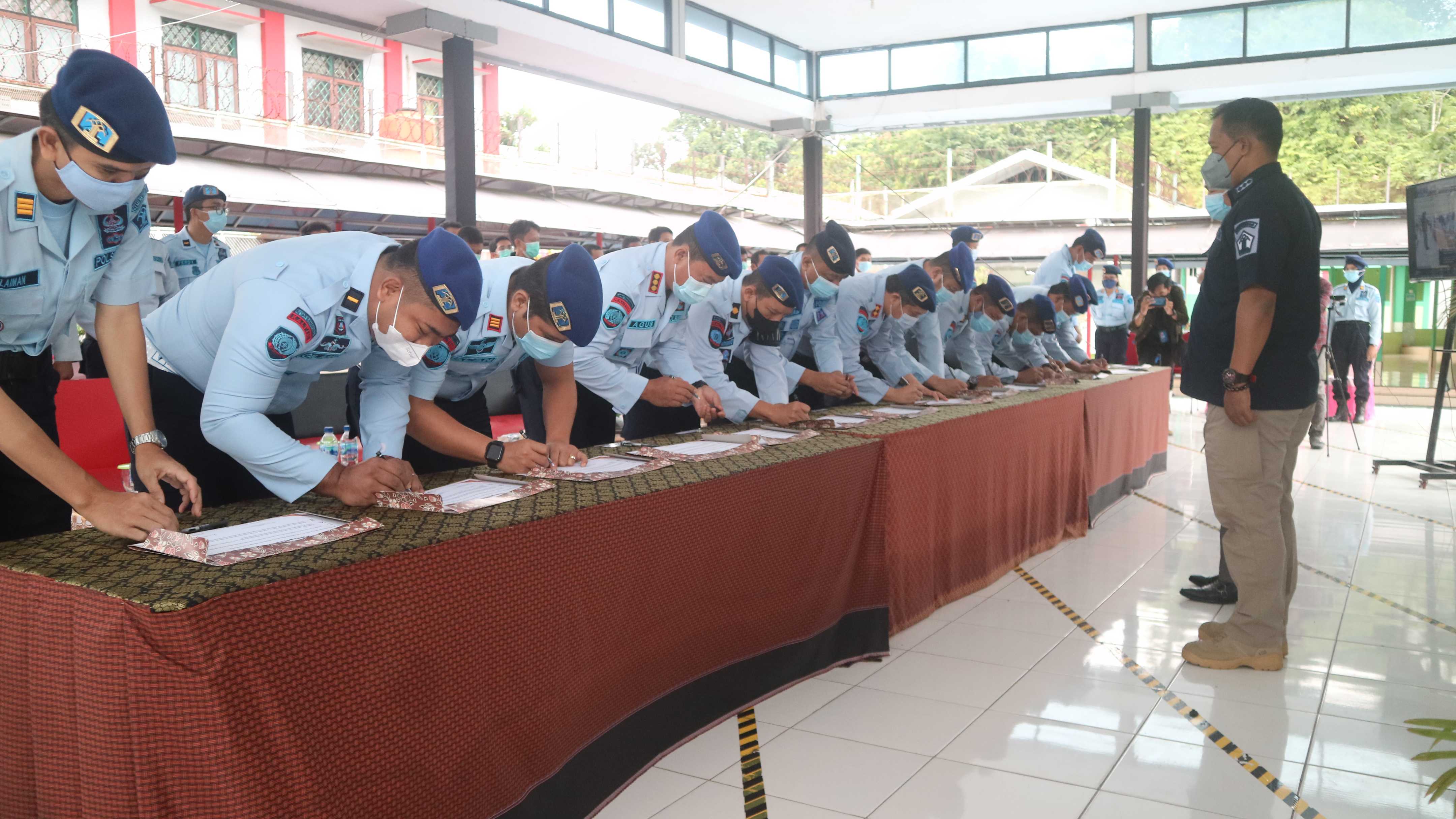 pengucapan janji / ikrar Pejabat Struktural Unit Pelaksana Teknis (UPT) Pemasyarakatan di lingkungan Kanwil Kementerian Hukum dan Ham Kaltim-tara