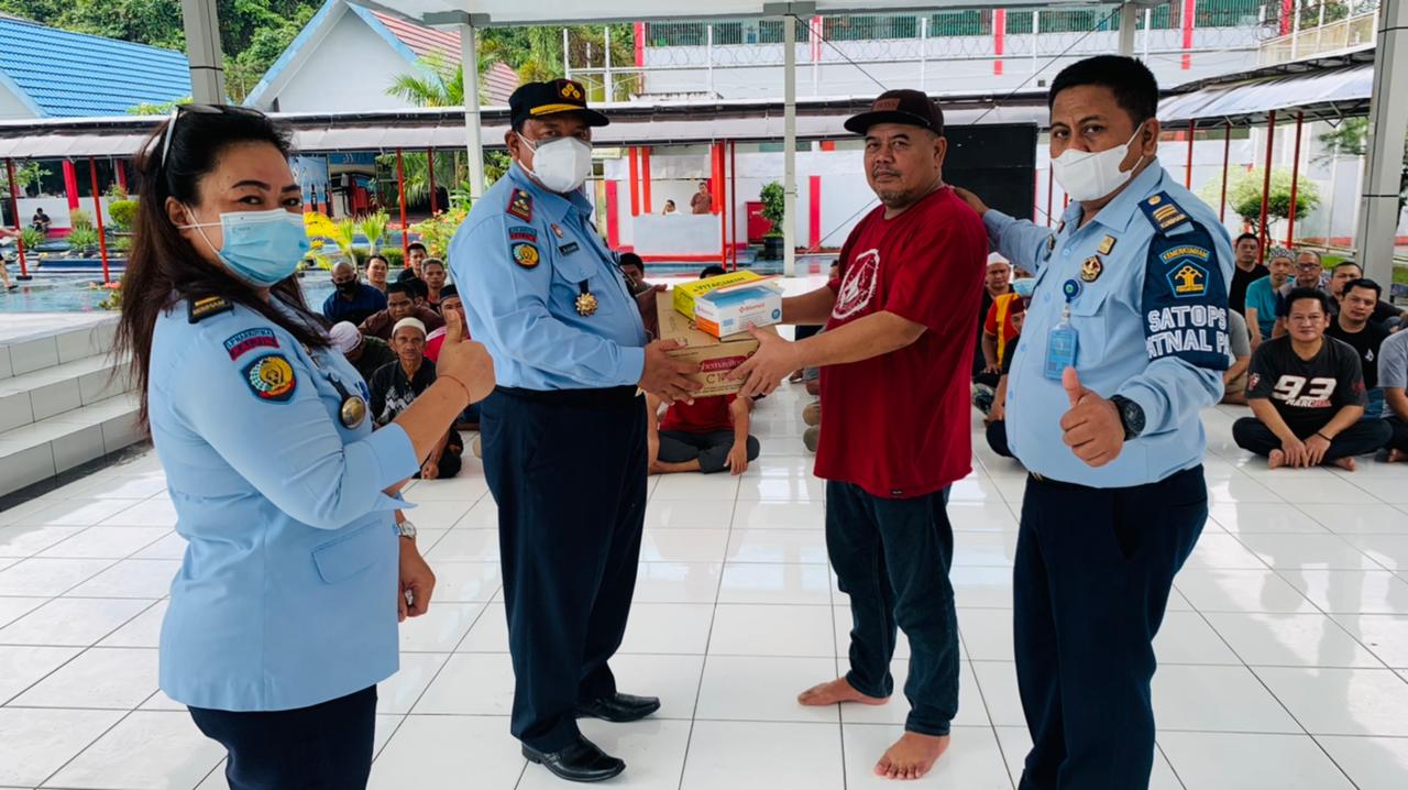 Tingkatkan imunitas warga binaan. LPN Samarinda bagikan vitamin dan masker.