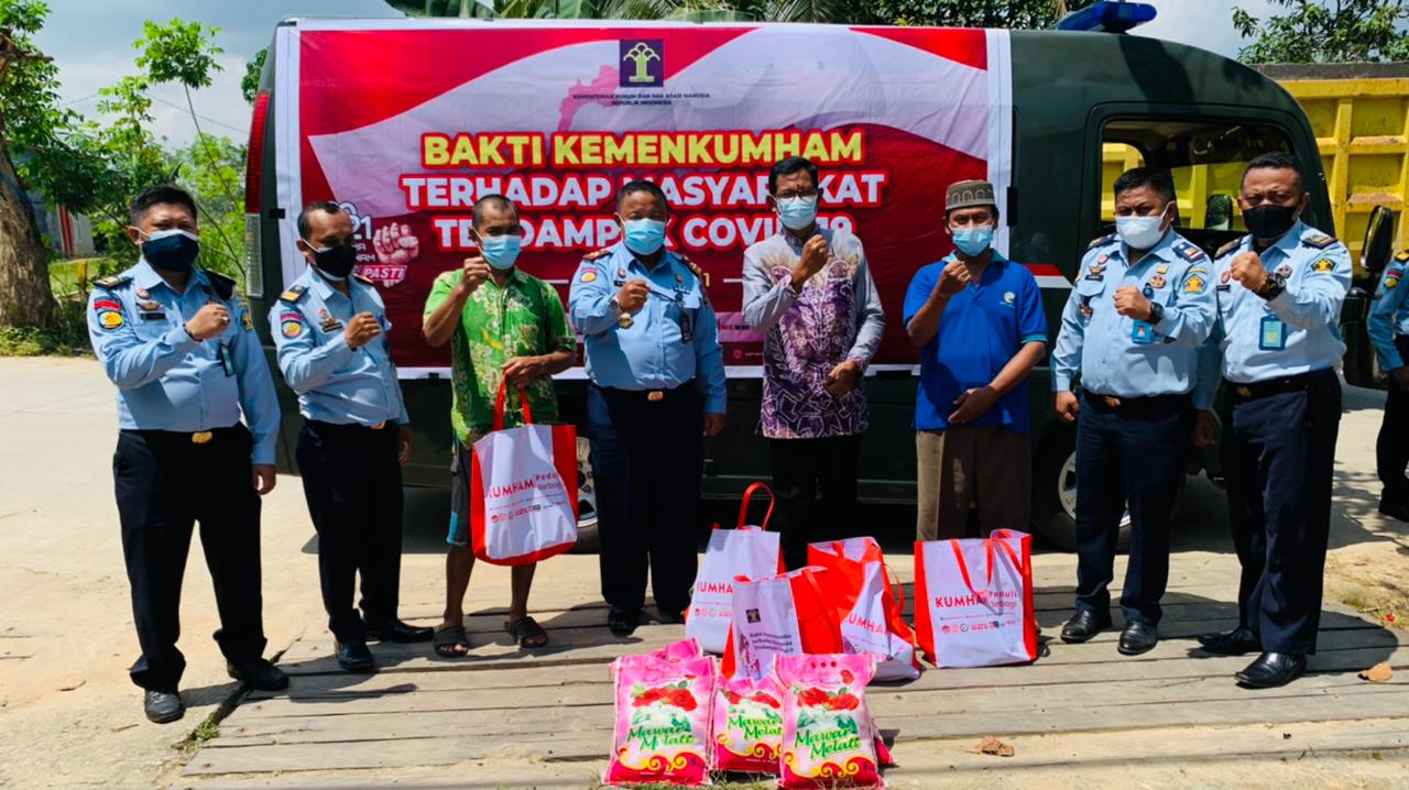 LPN Bagikan 100 Paket Bantuan Sembako Dalam Rangka KumhamPeduli KumhamBerbagi 