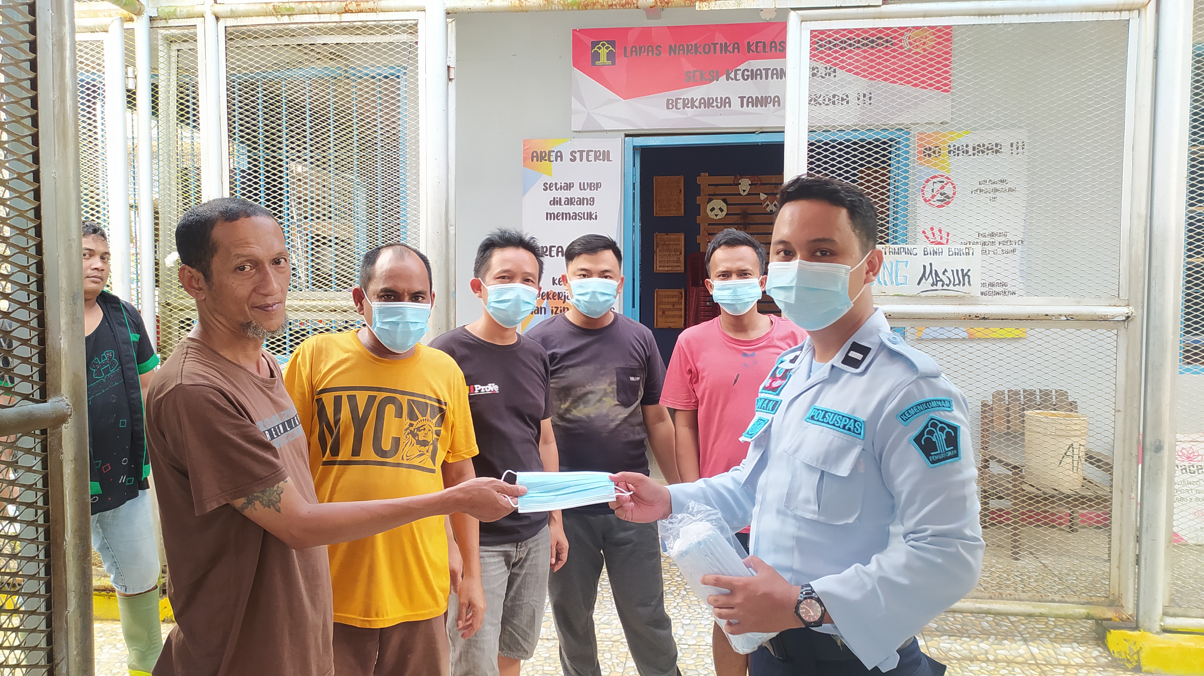 Petugas LPN Samarinda bagikan masker guna cegah penyebaran Covid-19 pada WBP